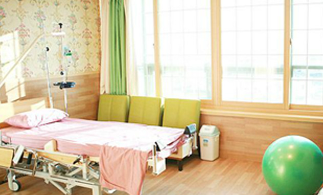 분만시 산모와 아기가 자연스럽고 사랑이 넘치는 환경에서 새 생명 탄생의 출산환경 최적화 시스템